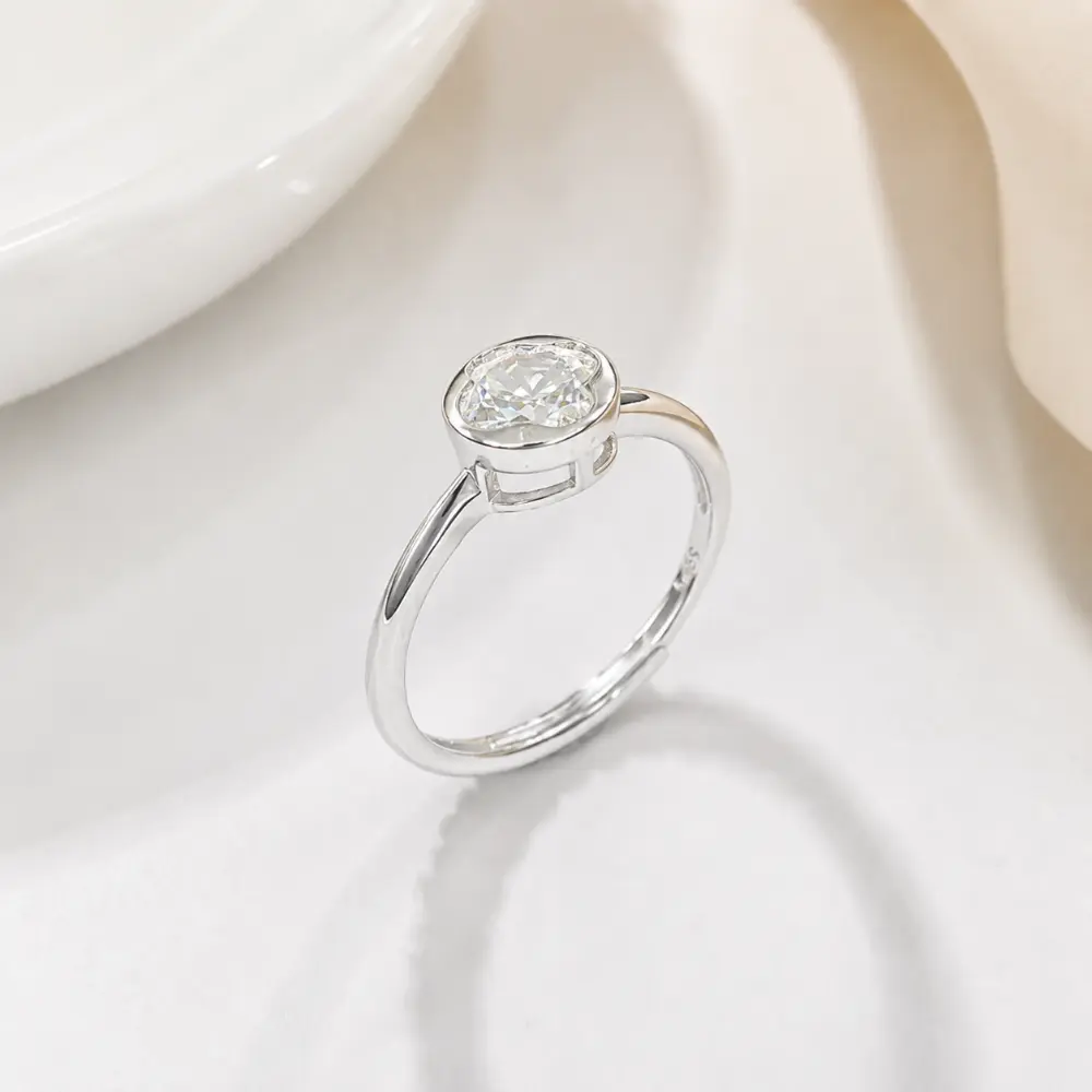 S925 Silver Simple 1 Carat Moissanite Ring detail 2