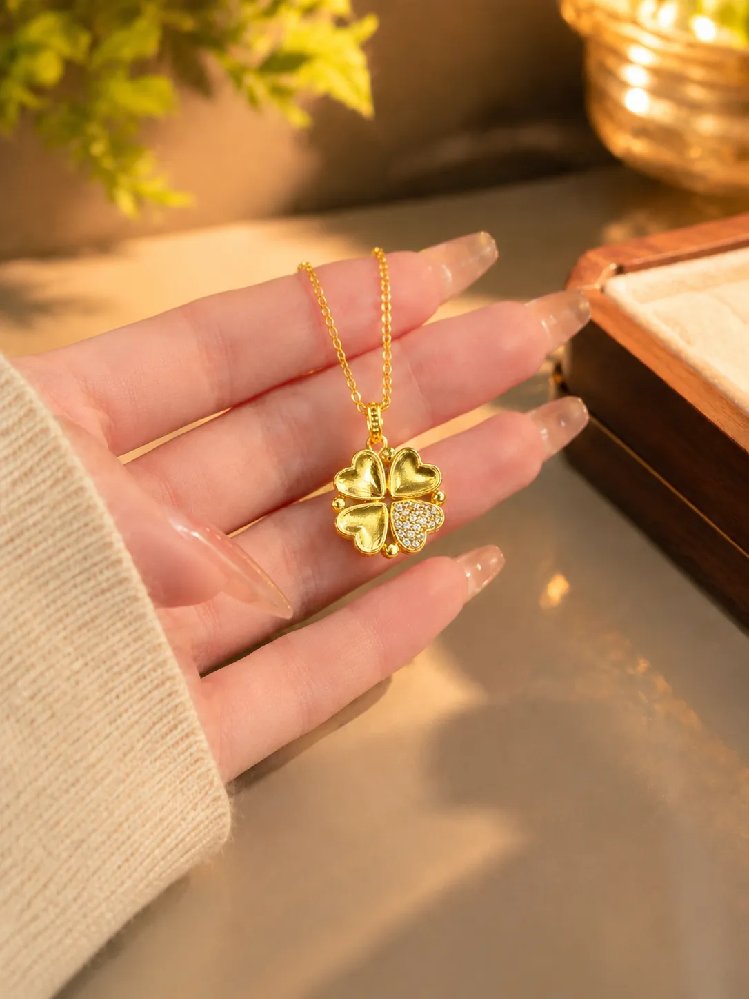 Four-Leaf Heart-Shaped Diamond-Studded Western Steel Clavicle Necklace detail 1