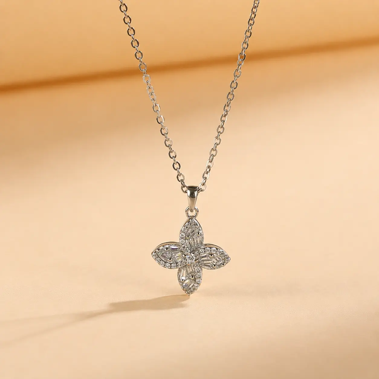 Four-Leaf Clover Silver Zircon Necklace ... detail 1