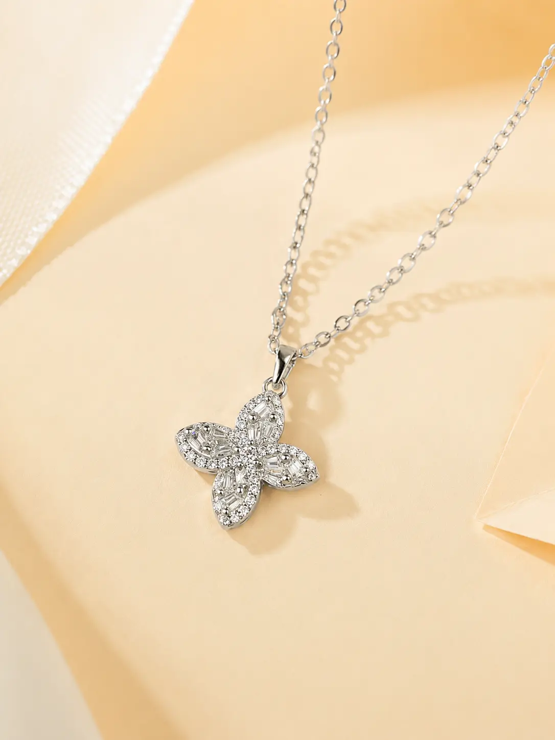 Four-Leaf Clover Silver Zircon Necklace ... detail 2