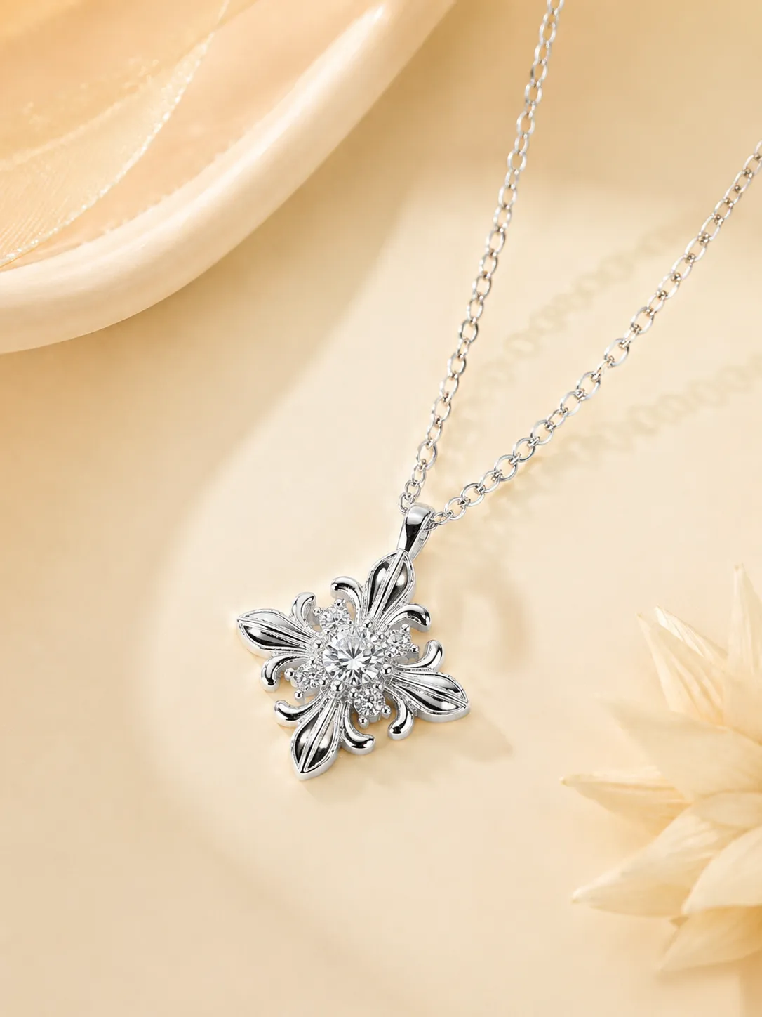 S925 Silver 1 Carat Moissanite Necklace detail 1