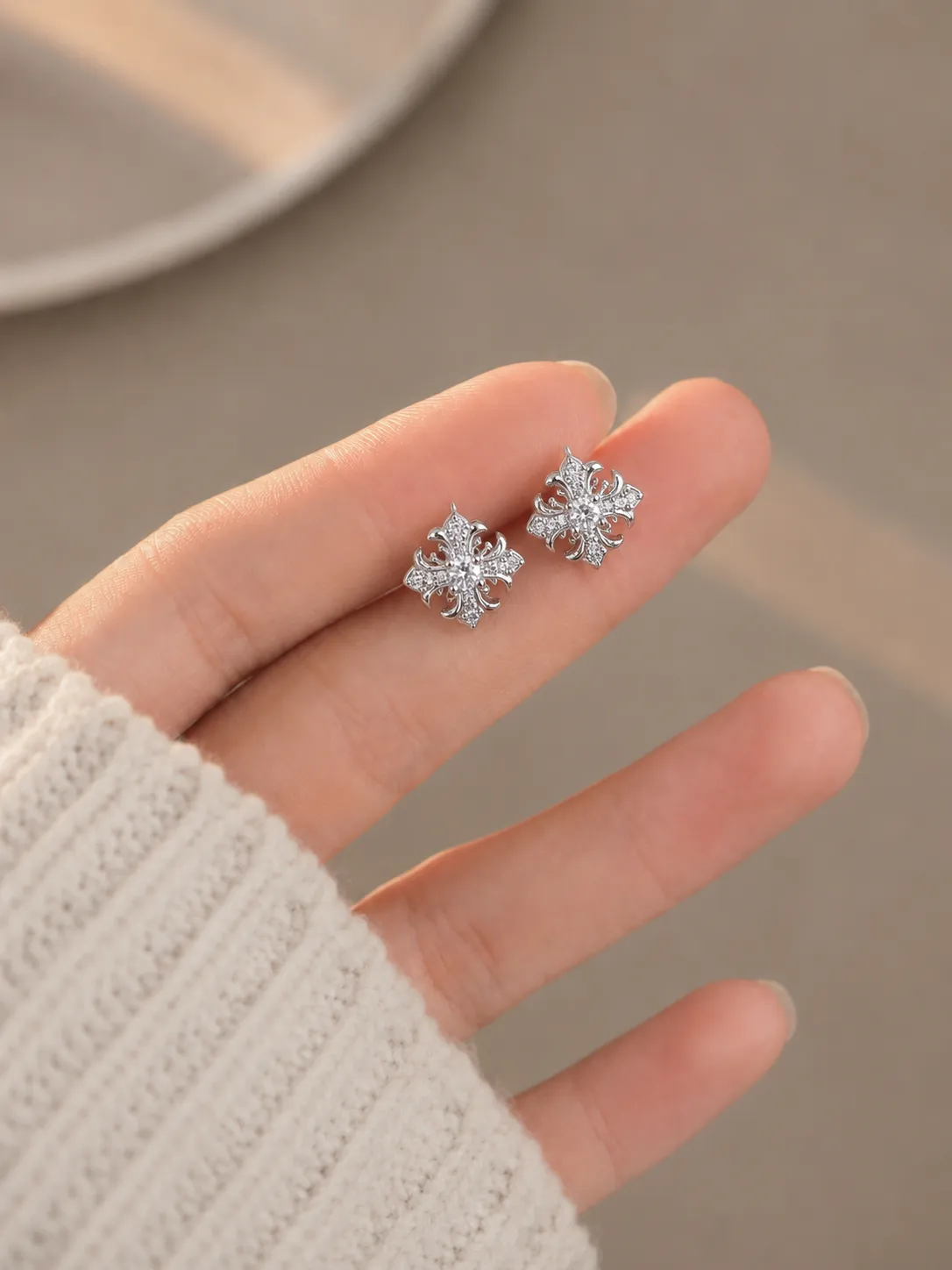 S925 Silver Exquisite Light Luxury Snowflake Inlaid Moissanite Stud Earrings detail 1