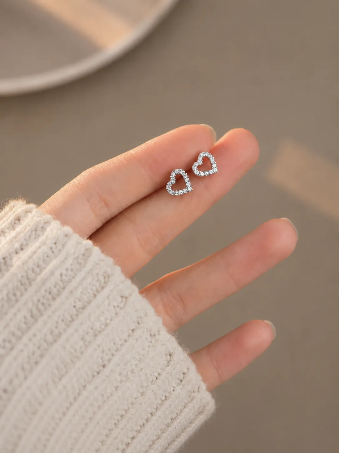 925 Exquisite Sterling Silver Heart-Shaped Moissanite Stud Earrings detail 2