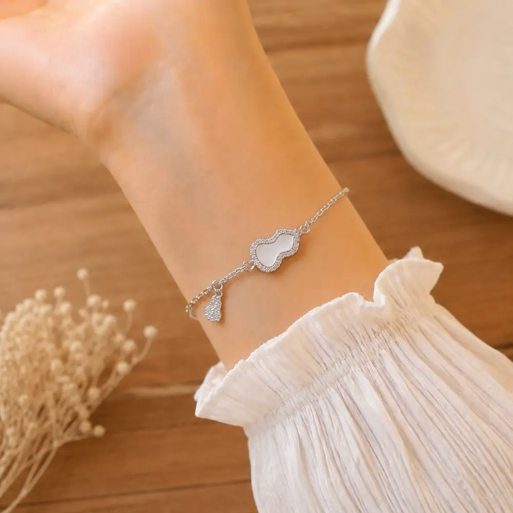 Minimalist 925 Silver Mother-of-Pearl Gourd Diamond Bracelet detail 2