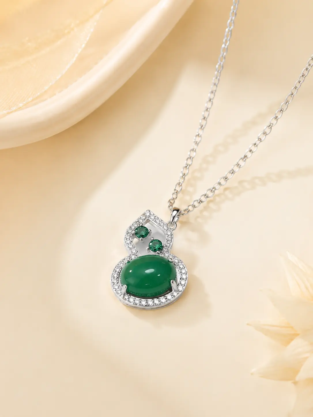 Silver Inlaid Green Chalcedony Smooth Pendant Necklace detail 1
