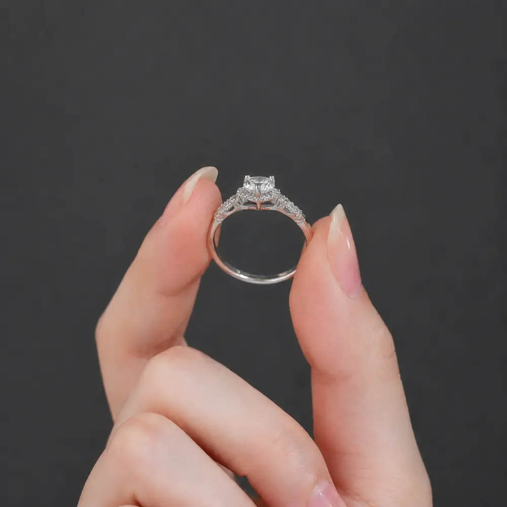 Sparkling Heart-Shaped Diamond 0.5 Carat Moissanite 925 Ring detail 2