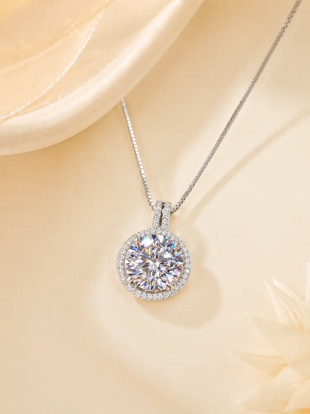 Silver round glow pendant 5-carat necklace detail 1