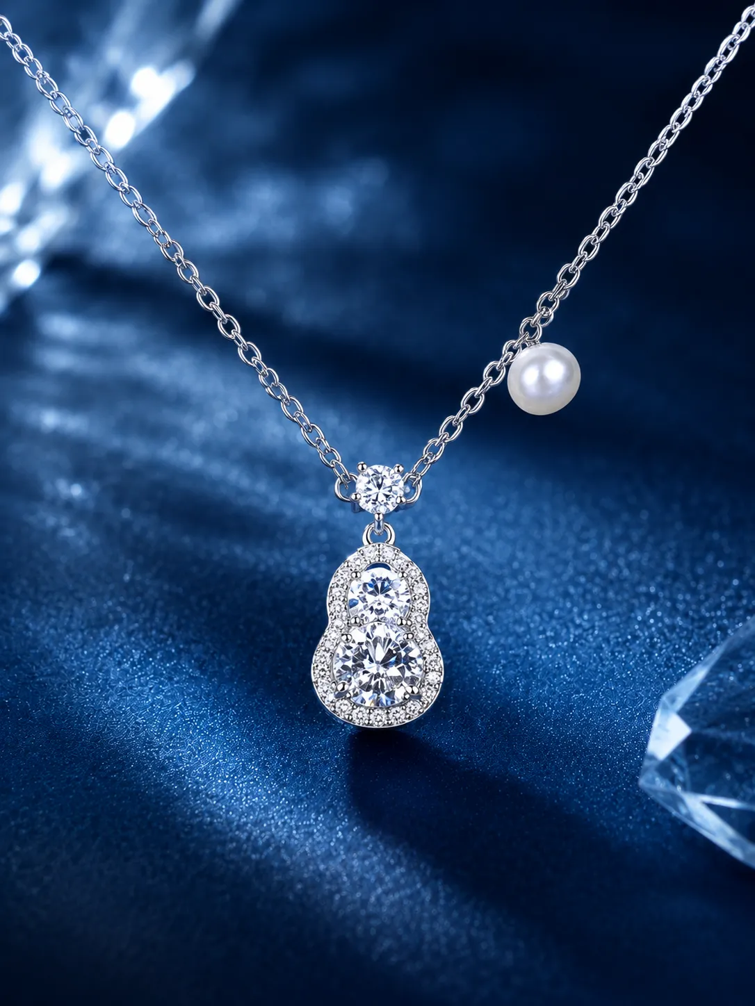 925 Silver Pendant Necklace with Cubic Zirconia and Freshwater Pearls detail 1