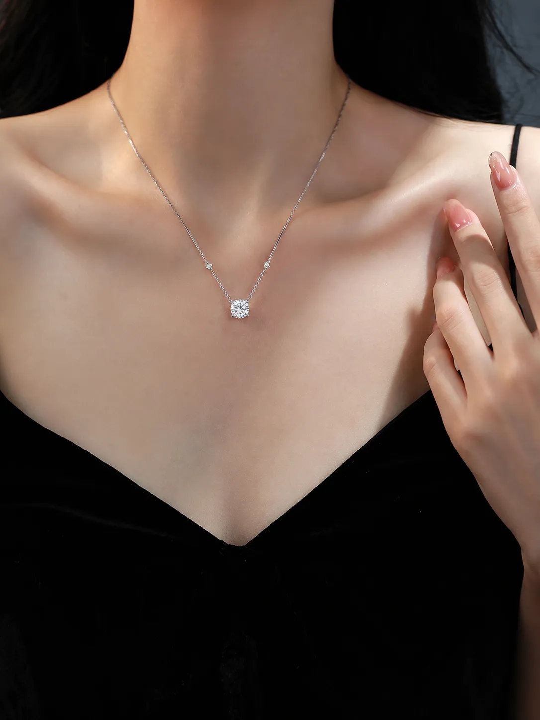 Minimalist 925 Silver Four-Prong 3 Carat Round Diamond Necklace detail 2
