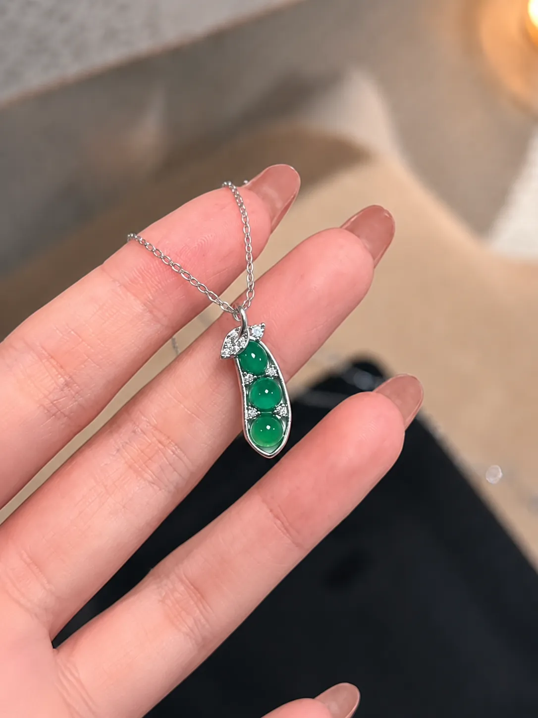 925 Silver Necklace with Pea Pod Green Chalcedony detail 1