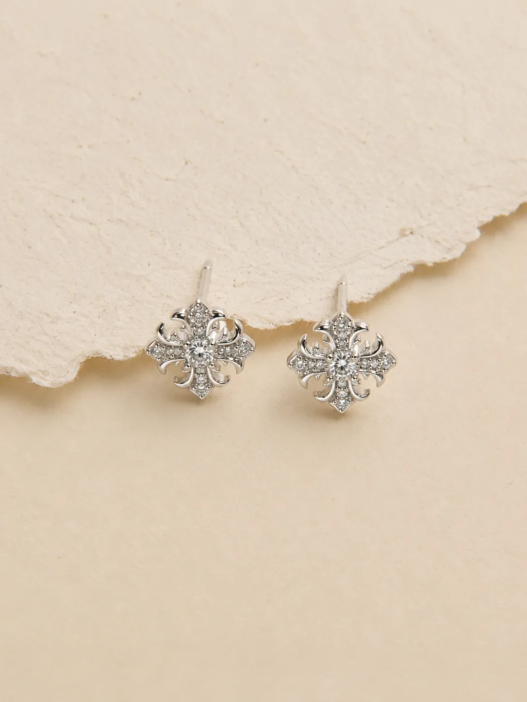 S925 Silver Delicate Luxurious Moissanite Snowflake Stud Earrings detail 1