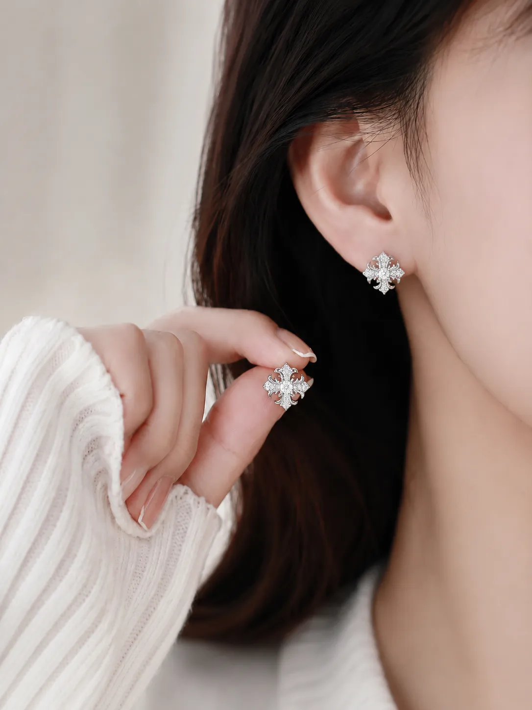 S925 Silver Delicate Luxurious Moissanite Snowflake Stud Earrings detail 2