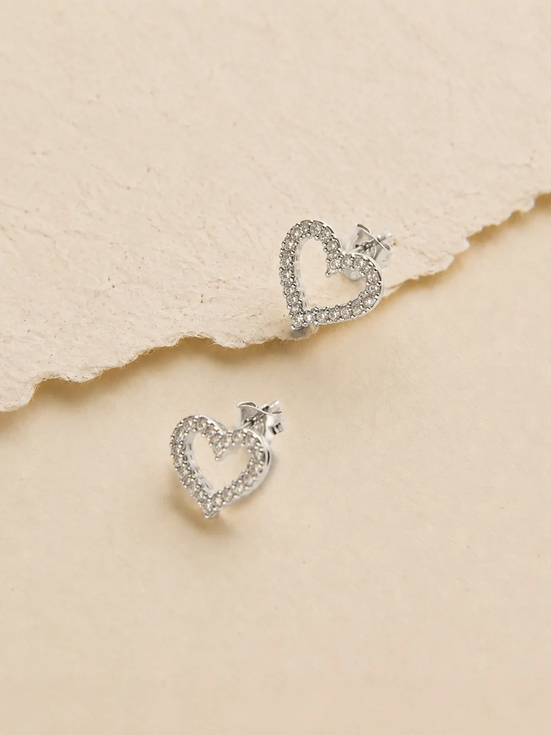 925 Delicate Sterling Silver Heart-Shaped Moissanite Stud Earrings detail 1