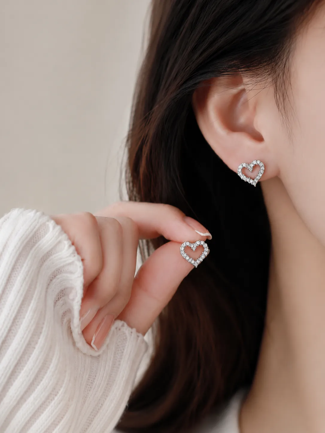 925 Delicate Sterling Silver Heart-Shaped Moissanite Stud Earrings detail 2