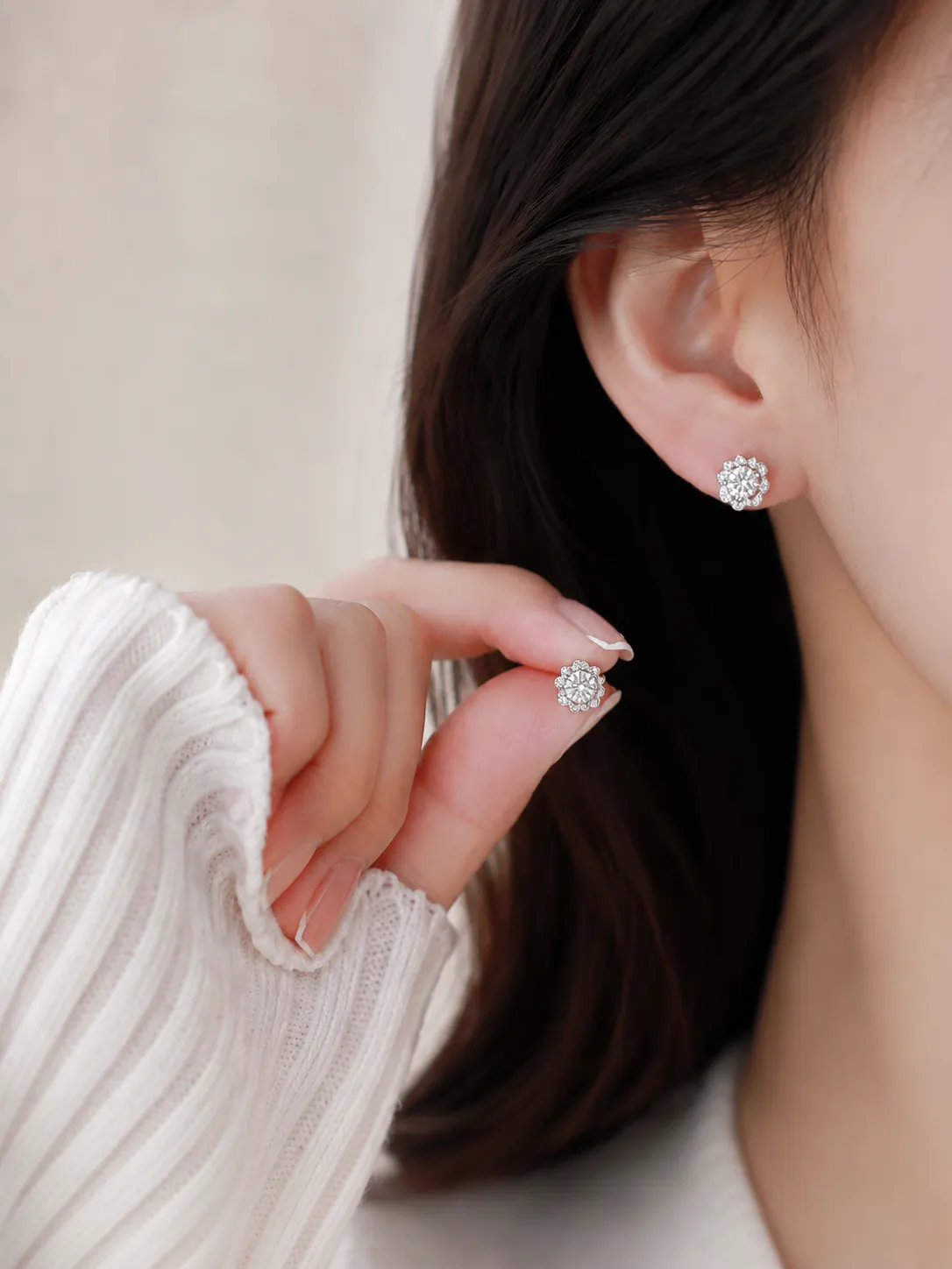 925 Silver Delicate Shiny Flower-Shaped 0.5 Carat Moissanite Stud Earrings detail 1