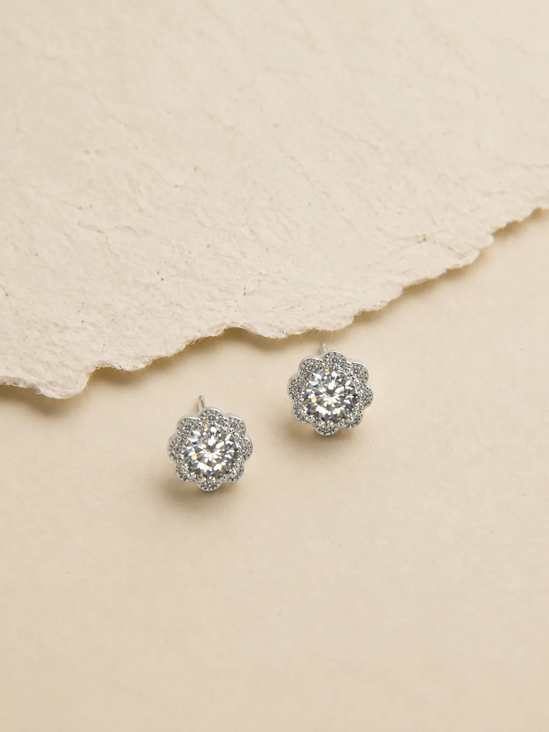 925 Silver Delicate Shiny Flower-Shaped 0.5 Carat Moissanite Stud Earrings detail 2