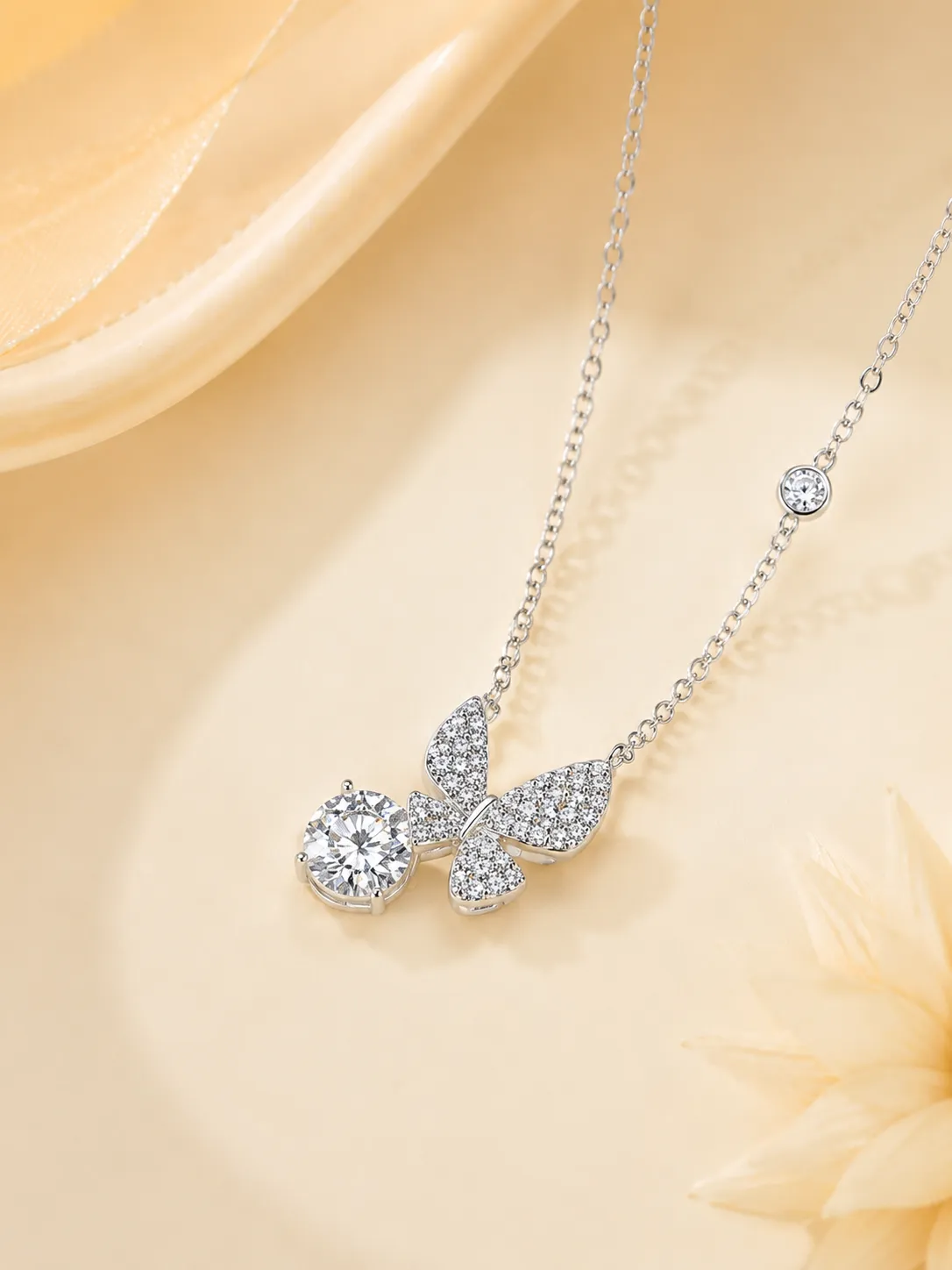 S925 Silver Butterfly 1 Carat Moissanite Necklace detail 1