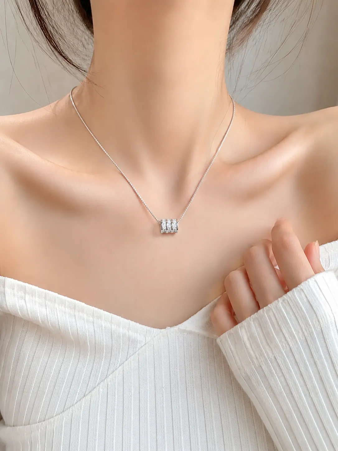 S925 silver pendant necklace with diamond-studded cylinder detail 2