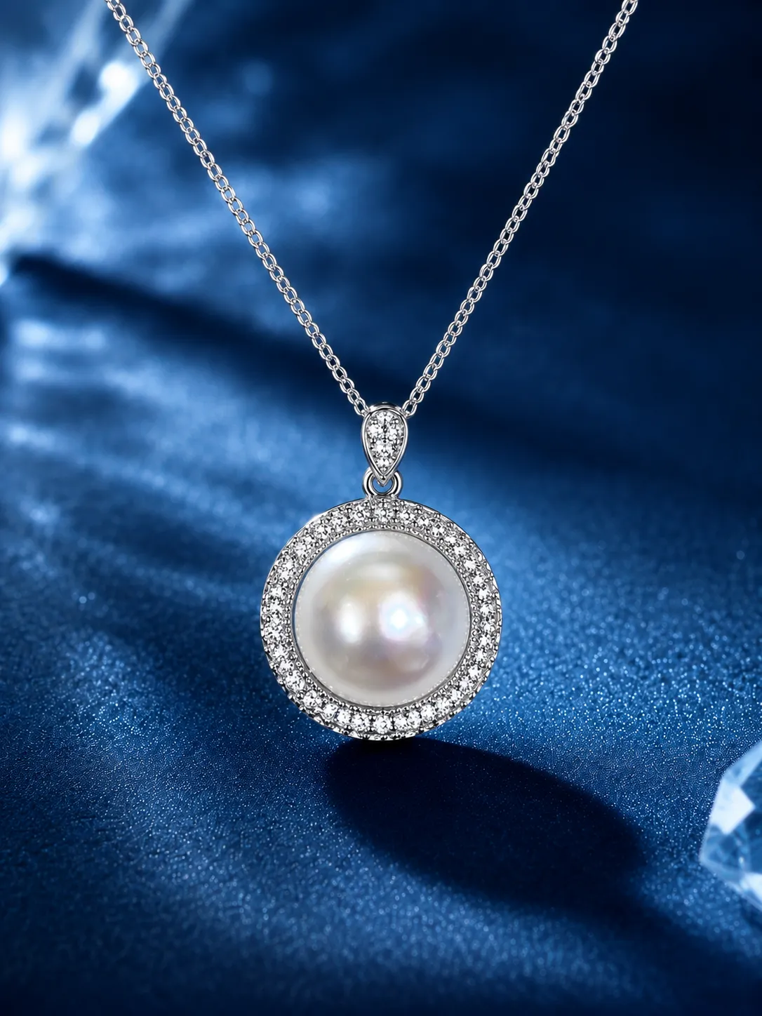 S925 Silver Diamond-Studded Freshwater Pearl Round Necklace detail 2