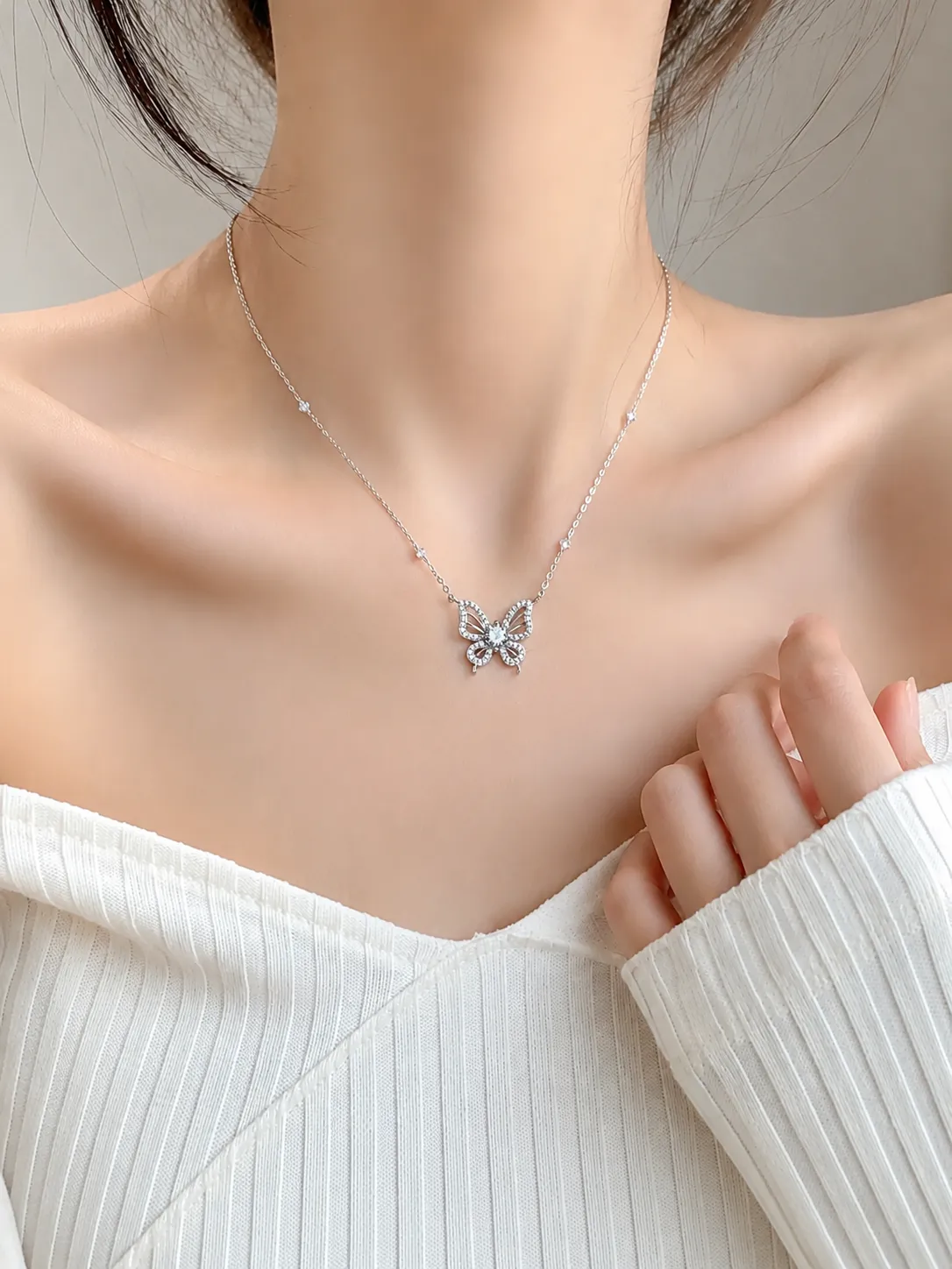 S95 Silver Bow Zircon Necklace detail 2