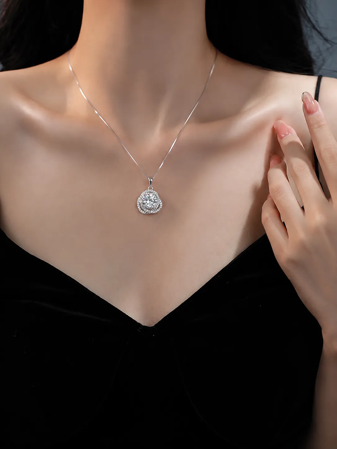 S925 Silver Delicate Round 1 Carat Moissanite Necklace detail 2