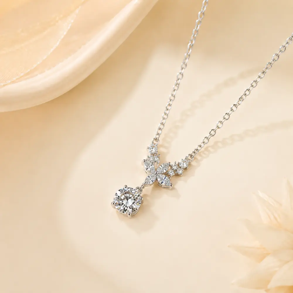Flower-shaped 1-carat Moissanite S925 silver necklace detail 1