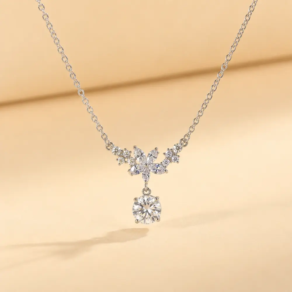 Flower-shaped 1-carat Moissanite S925 silver necklace detail 2